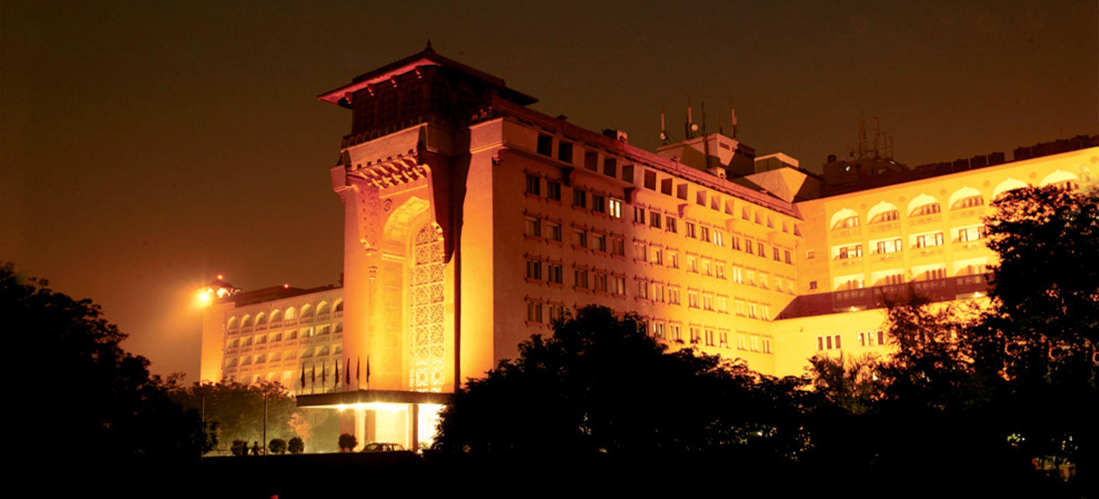 The Ashok, New Delhi Hotel Exterior foto The Grand Hotel at night