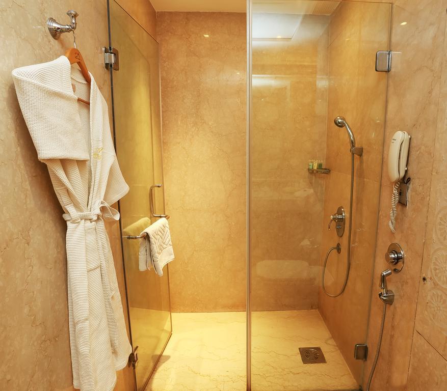 The Ashok, New Delhi Hotel Quarto foto A shower in a hotel