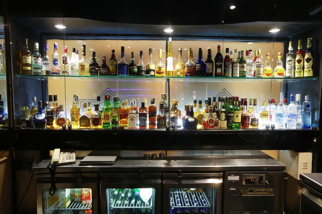 The Ashok, New Delhi Hotel Exterior foto A bar at a nightclub
