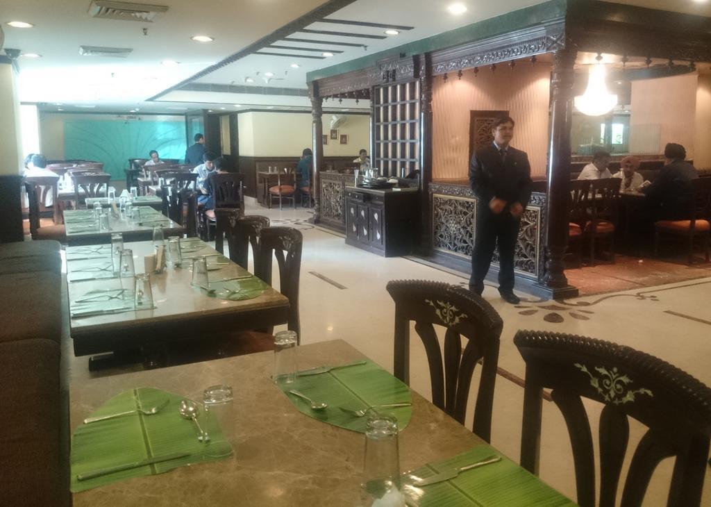 The Ashok, New Delhi Hotel Exterior foto The interior of a typical hotel restaurant