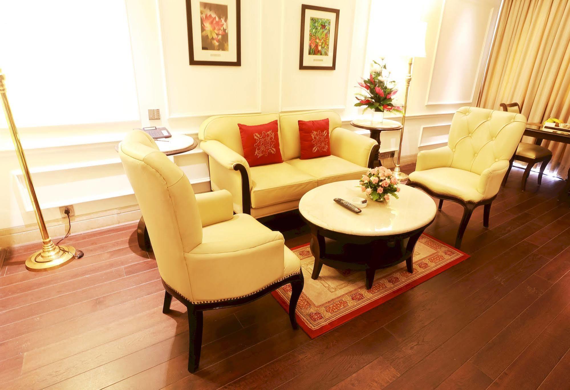 The Ashok, New Delhi Hotel Exterior foto A living room in a hotel suite