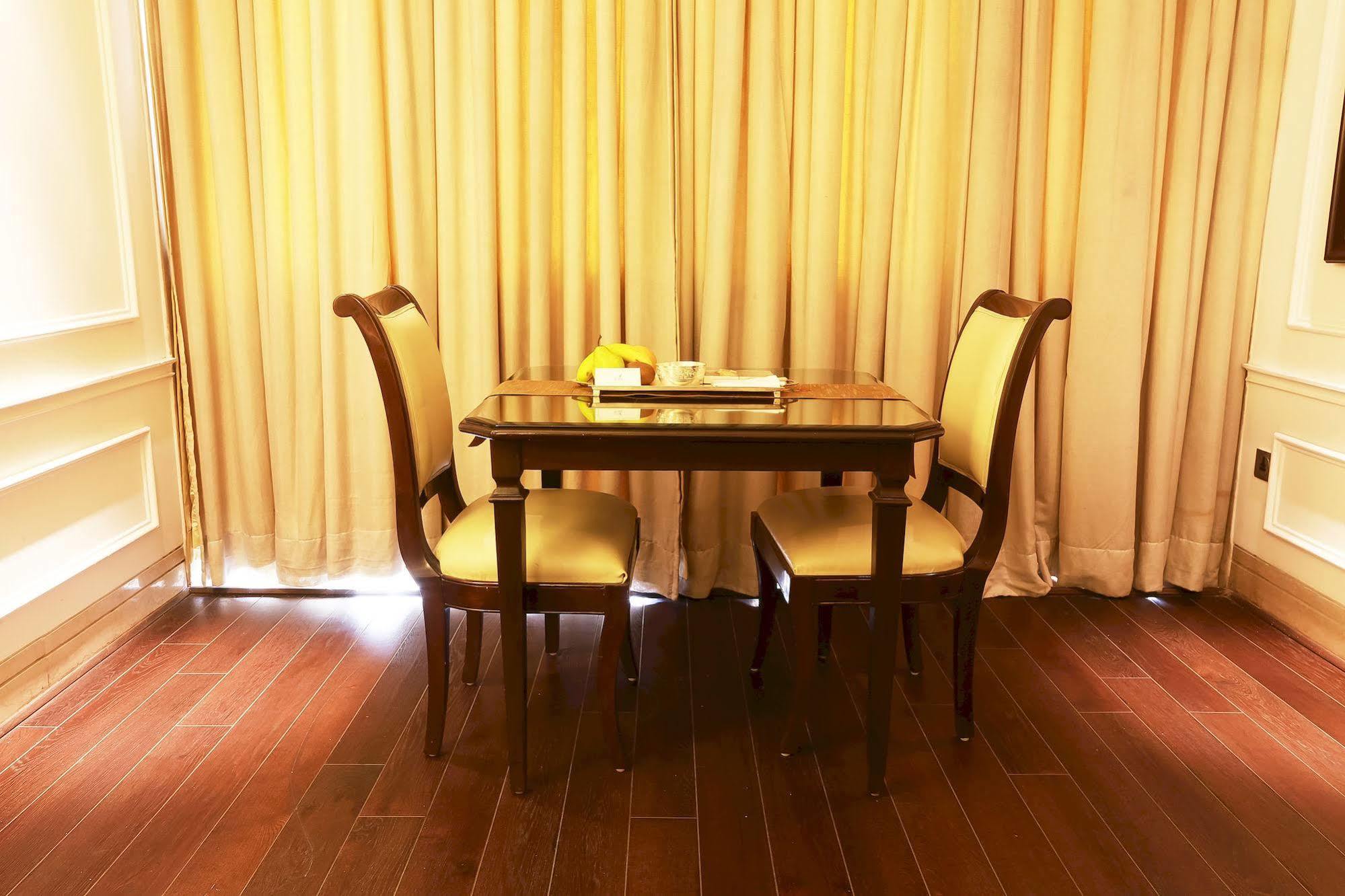 The Ashok, New Delhi Hotel Exterior foto A table and chairs