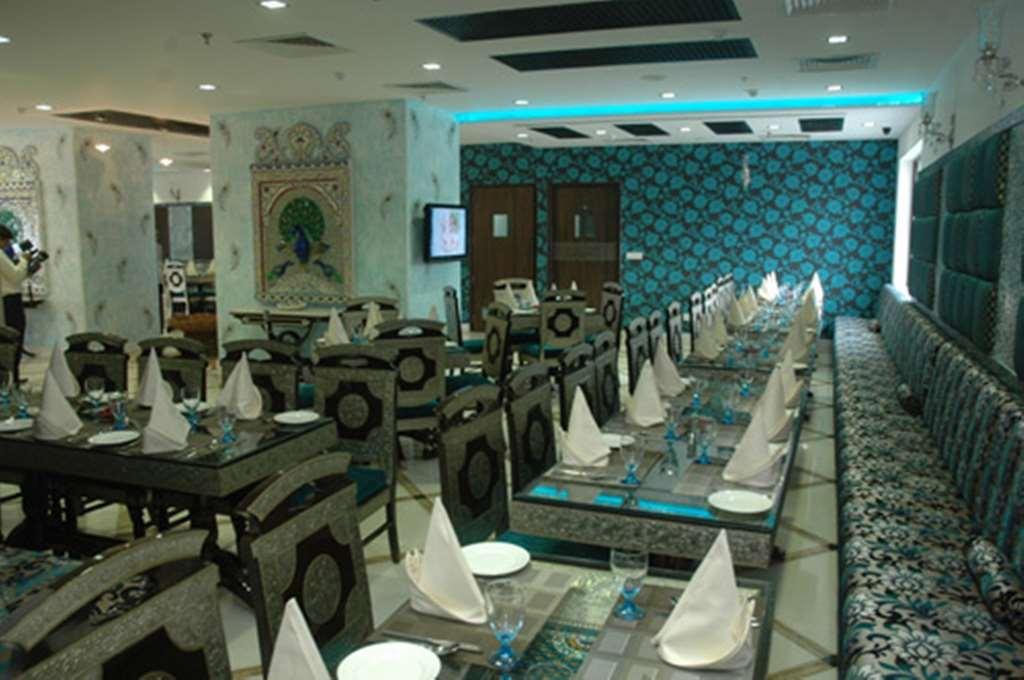The Ashok, New Delhi Hotel Restaurante foto The interior of the restaurant