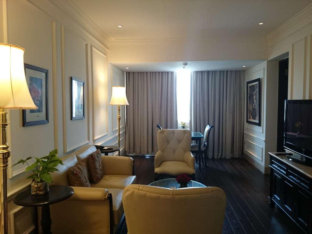 The Ashok, New Delhi Hotel Quarto foto Living room of a suite at the hotel